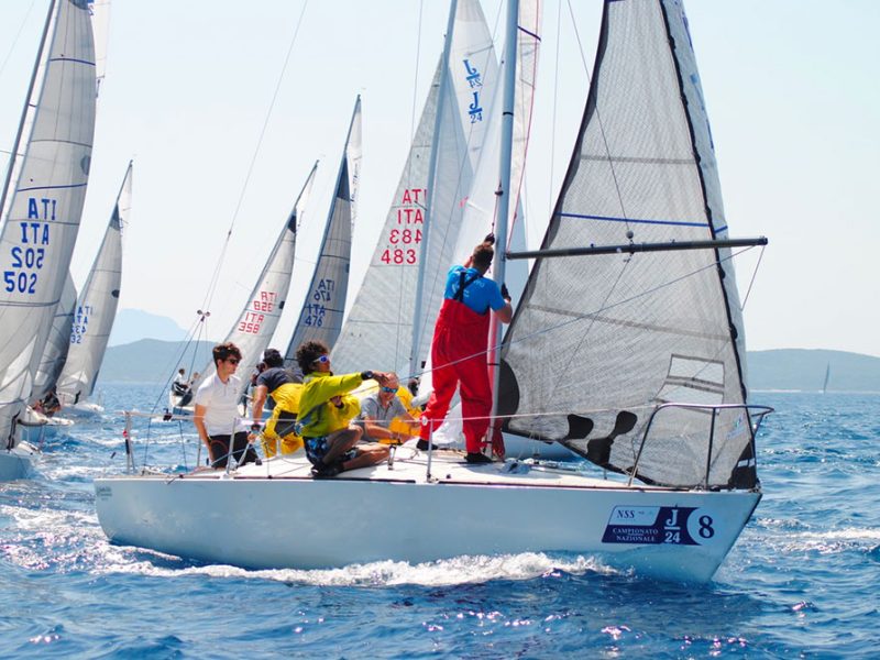 Un-equipaggio-di-giovani-in-una-regata-della-Classe-J24-com2