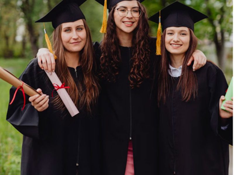 Un-gruppo-di-giovani-laureate-gr1pe1