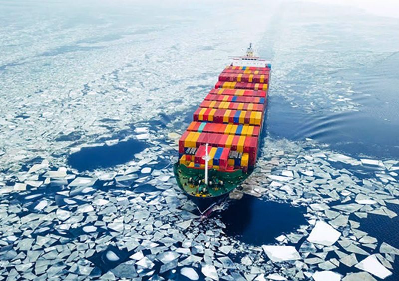 Una-nave-portacontainer-in-navigazione-in-mezzo-ai-ghiacci-ark1