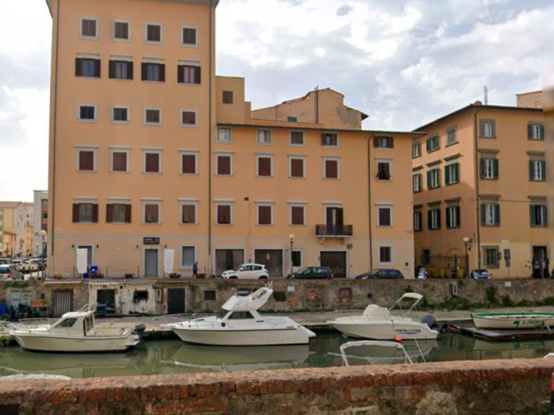 Uno-dei-numerosi-palazzi-lungo-i-fossi-di-Livorno-contraddistinto-da-piano-a-pelo-d’acqua—piano-a-livello-strada-e-piani-nobili