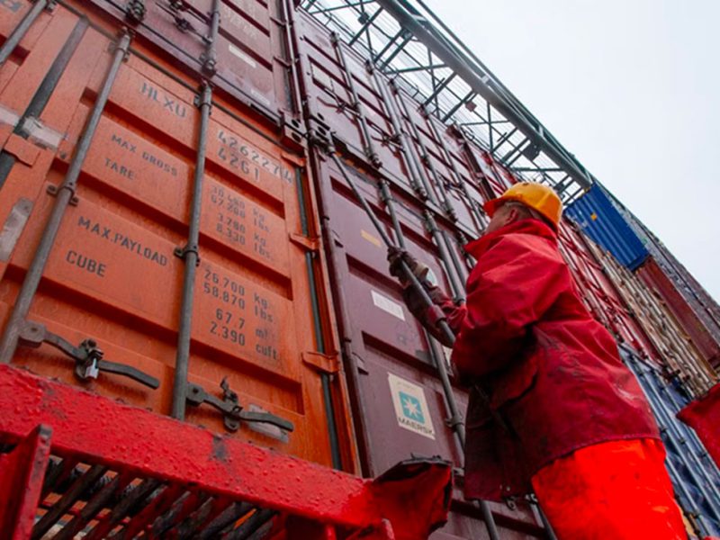 al-lavoro-fra-i-container-in-un-terminal-portuale-1gr1pe