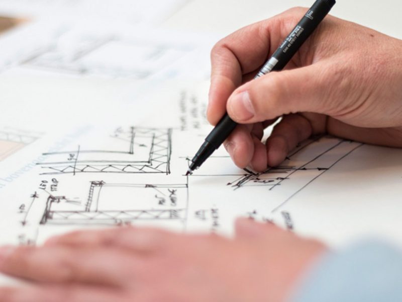 al-lavoro-su-un-disegno-tecnico-1pe1gr