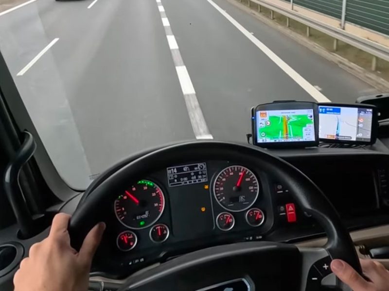 alla-guia-di-un–camion-sull-autostrada-y1
