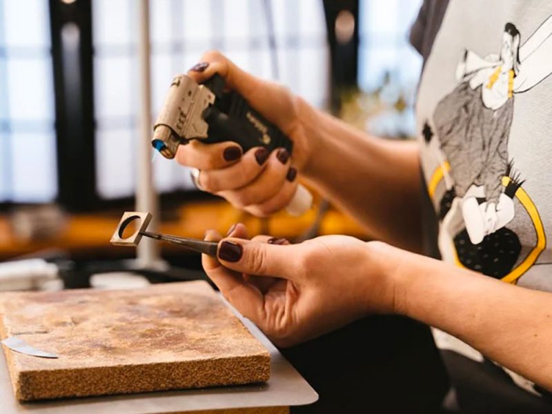 apprendista-operaia-in-una-piccola-impresa