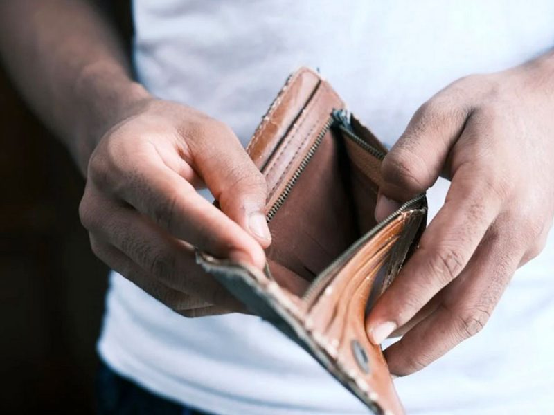 assediati-dai-debiti-e-con-il-portaoglio-vuoto-grpegr1