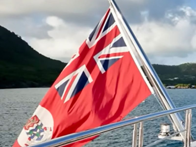 bandiera-di-uno-yacht-in-navigazione