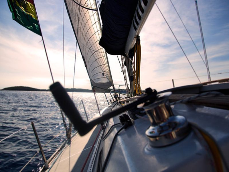 barca-in-navigazione—la-Toscana-e-il-regno-d-ella-nautica-a-livello-intarneazionale-com1