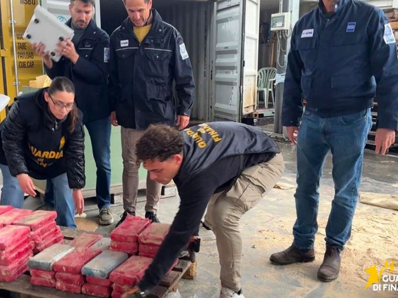 blitz-antidroga-nel-porto-di-la-spezia-la-cocaina-era-nascosta-in-un-container-di-mobil-com1i