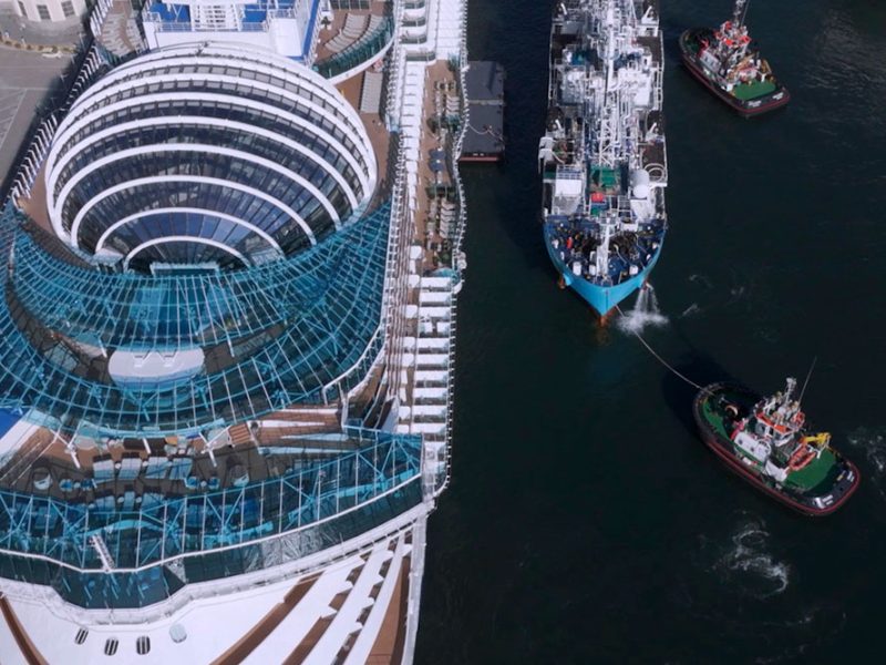 bunkeraggio-Gnl-porto-napoli-Axpo-nave-da-crociera-Sun-Princess-con-bettolina-Green-Zeebrugge-vd1