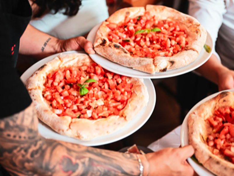 cameriere-al-lavoro-in-una-pizzeria-1pe1gr