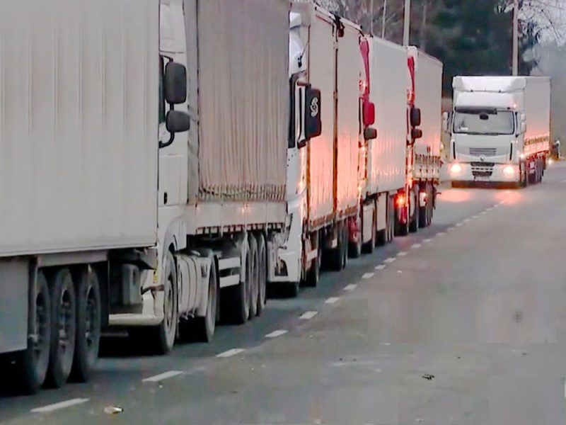 camion-coda-strada-y1