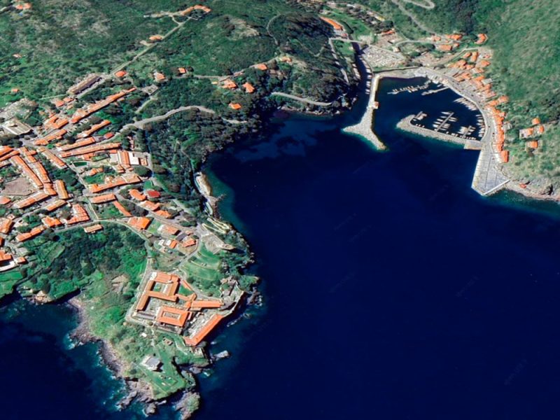 capraia-ilpaese-e-il-porto-veduta-dall’alto-eg