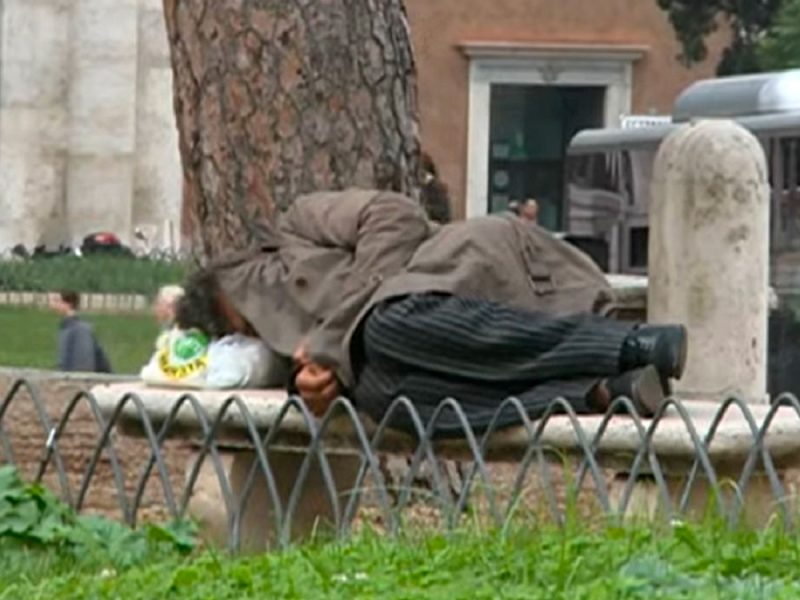 clochard-su-una-panchina-y1