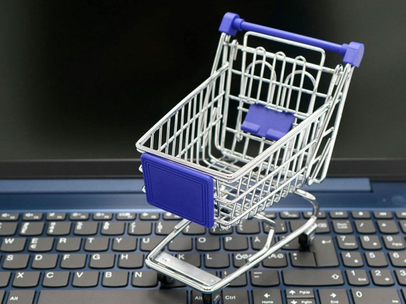 commercio-elettronico-immagine-simbolica-con-carrello-della-spessa-su-tastiera-pc-1pegr