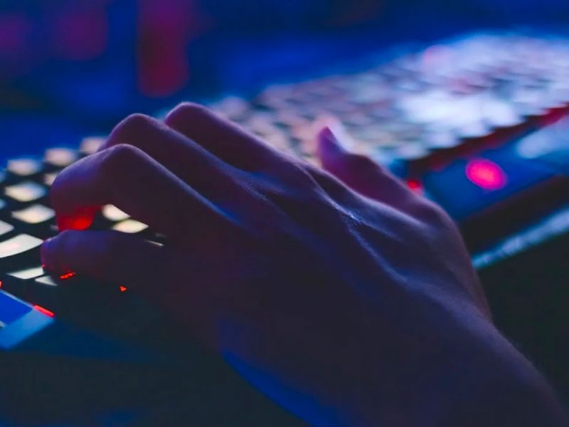 computer-mano-cybersicurezza-hacker-g1