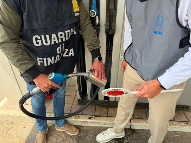 controlli-sui-carburanti-in-provincia-di-Siena—in-azione-Guardia-di-Finanza-e-Agenzia-Dogane-com3