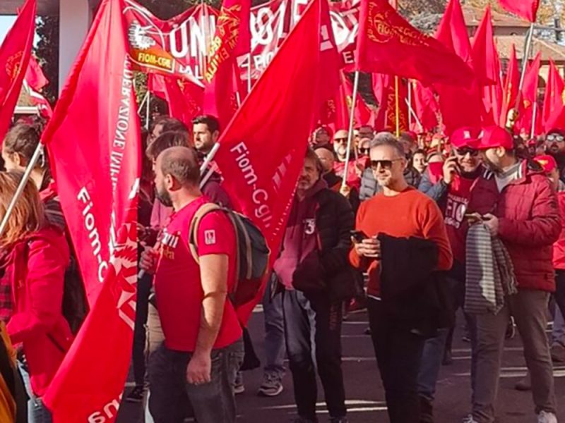 corteo-operaio-di-metalmeccanici-con-bandiere-della-Fiom