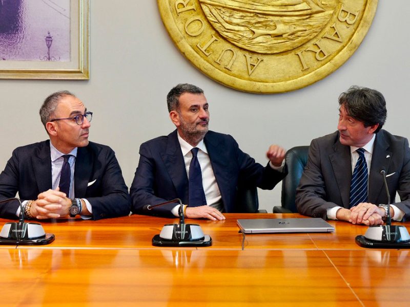 da-sin-l’assessore-regonale-Raffaele-Piemontese-ilpresidente-Regione-uglia-Antonio-Decaro-il-presidente-Authority-Bari-Francesco-Mastro