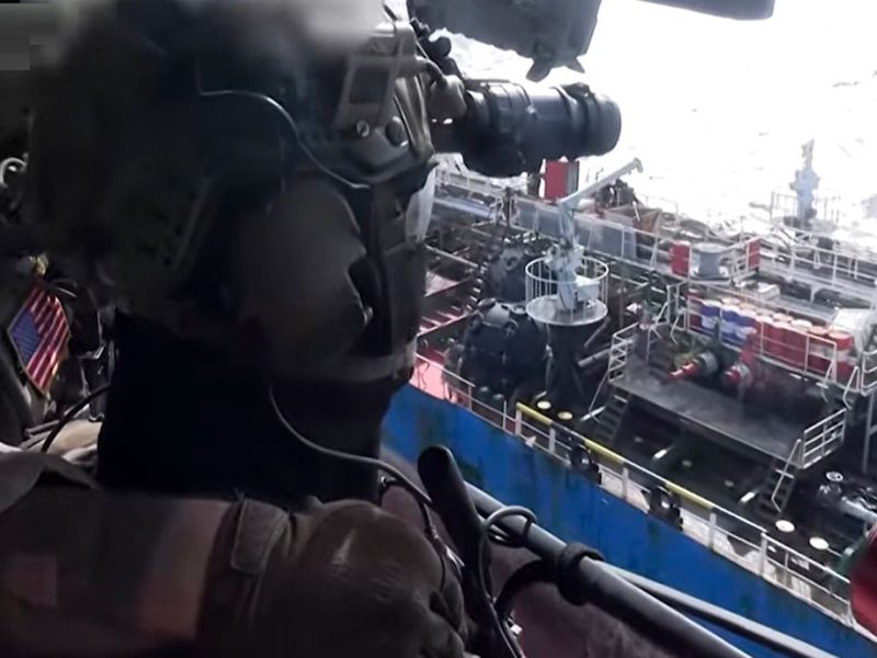 dall’elicottero-militare-statunitense-pronto-a-entrare-in-azione-su-una-nave-mercantile-nello-stretto-do-Hormuz-y1