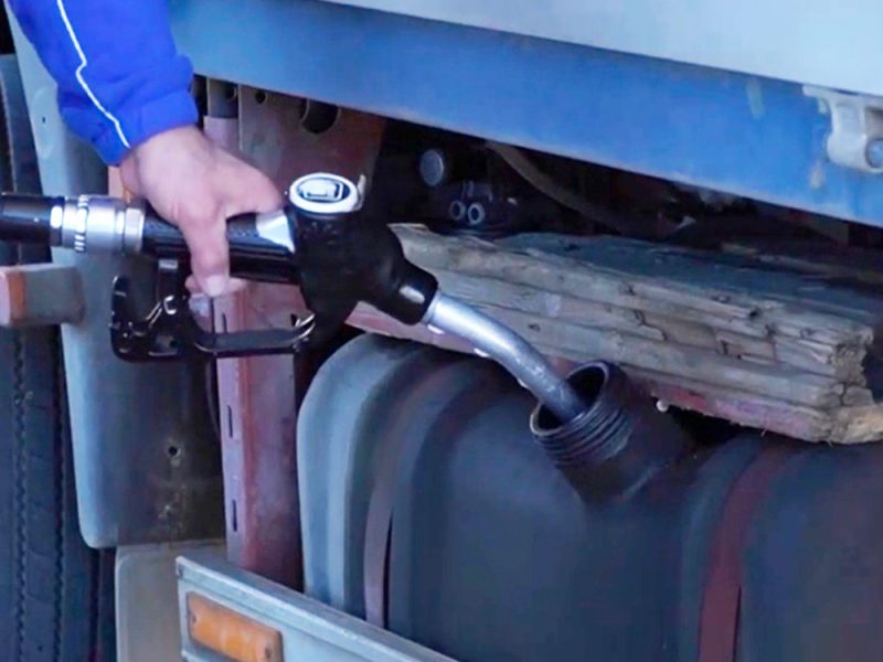 distributore-di-carburante-rifornimento-camion-1y