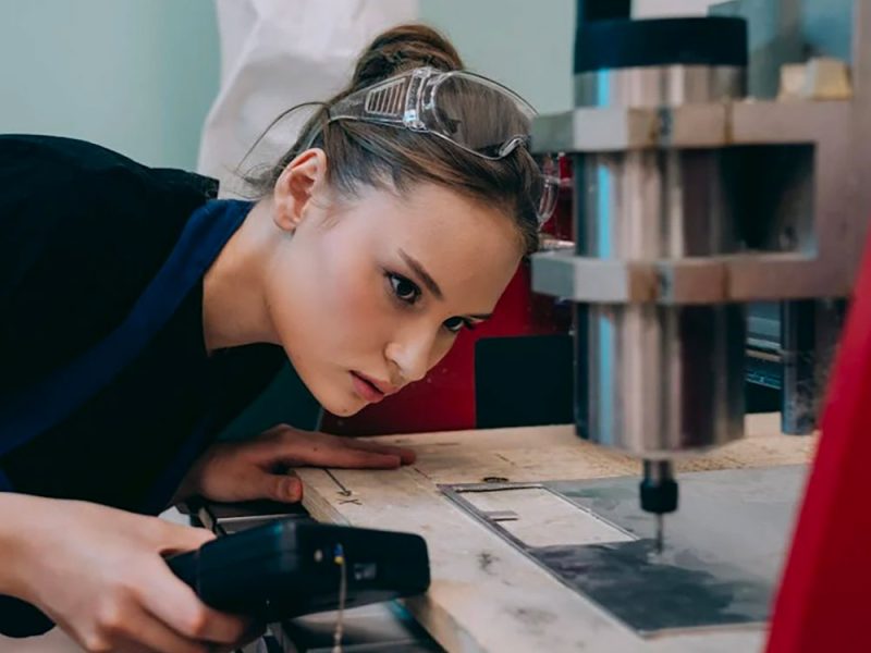 donna-al-lavoro-in-laboratorio-artigiano-gr