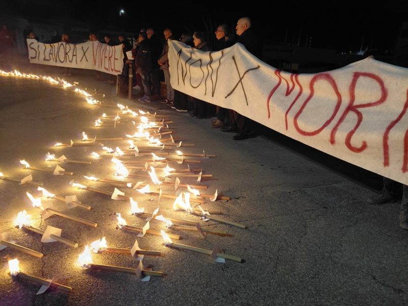 fiaccolata livorno contro morti sul lavoro 28 feb 26 mz1