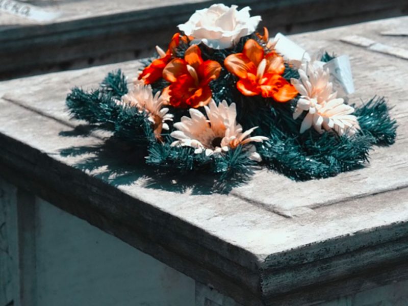 fiori-su-una-tomba-in-un-cimitero