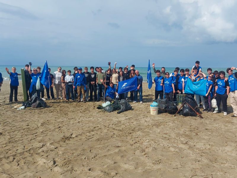 foto di gruppo con i protagonisti della pulizia della spiaggua del Calambrine