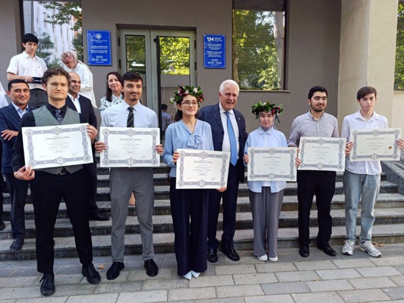foto-di-gruppo-per-i-laureati-della-sede-dekk’università-di-Pisa-in-Uzbekistan