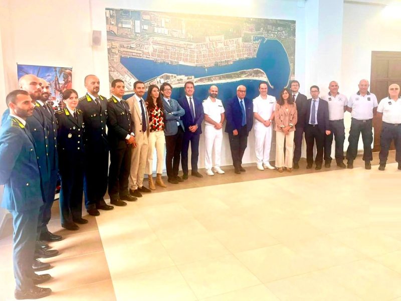 foto-di-gruppo-per-la-visita-istituzionale-del-procuratore-di-Palmi-all’Authority-di-Gioia-Tauro-com1