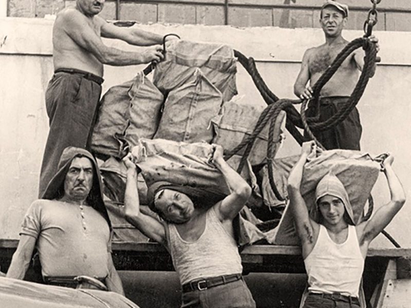 foto-storica-di-un-gruppo-di-camalli-genovesi-al-lavoro-com1