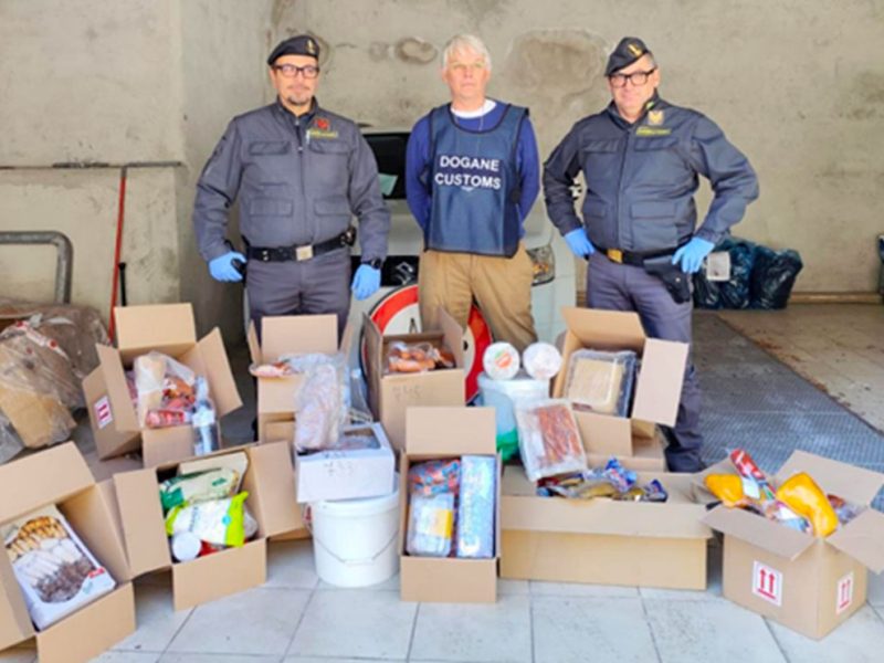 i-22-scatoloni-di-cibo-avariato-seequestrato-alla-frontiera-di-Tirano-com1