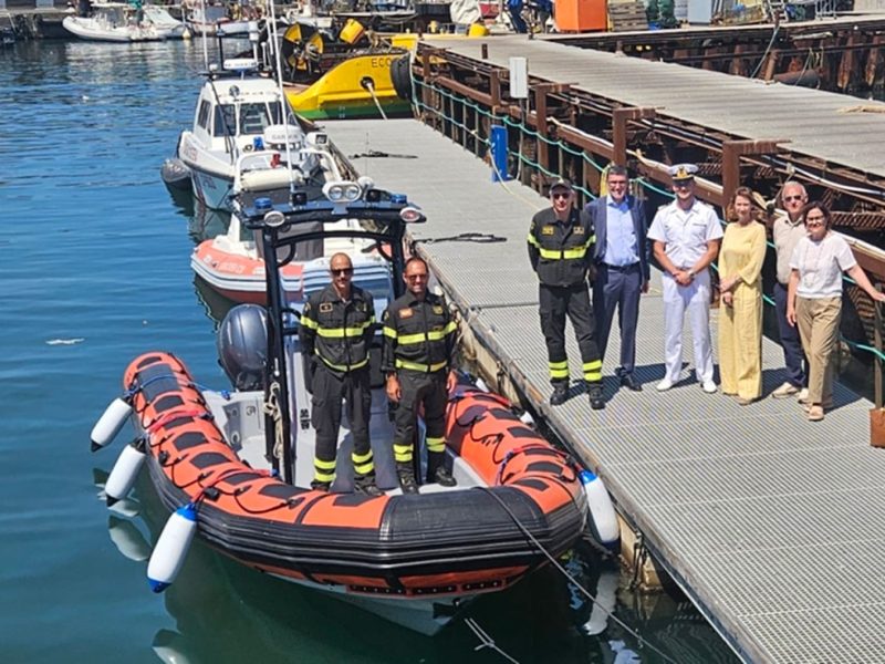 il-nuovo-gommone-dei-vigili-del-fuoco-nel-porto-di-Piombiino-com1