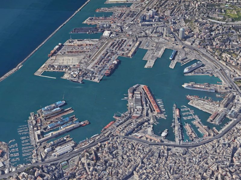 il-porto-e-la-citta-di-Genova–in-una-veduta-dall’alto-eg1
