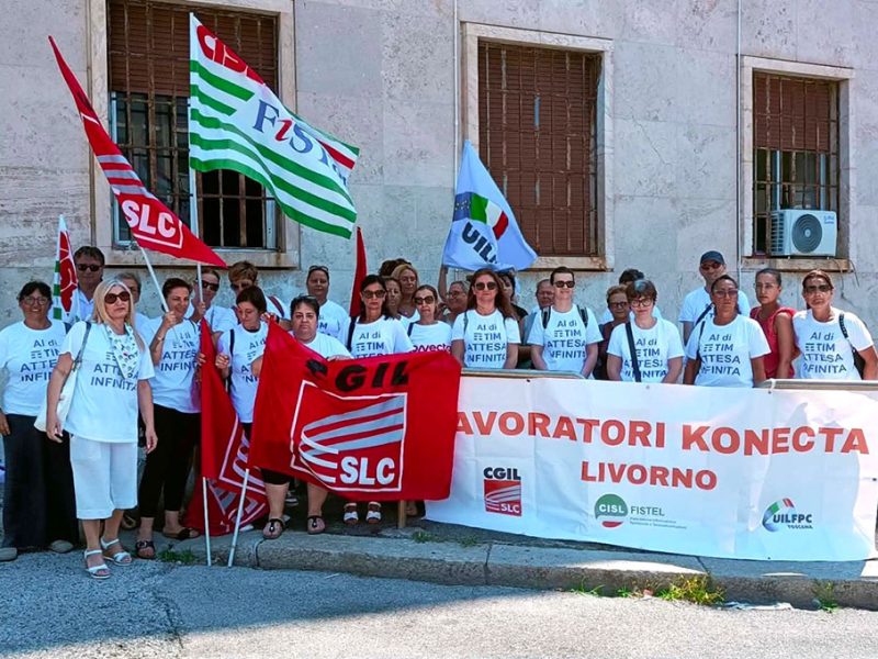 il-presidio-di-una-delegazione-delle-lavoratrici-Konecta-davanti-alla-prefettura-a-Livorno-com1