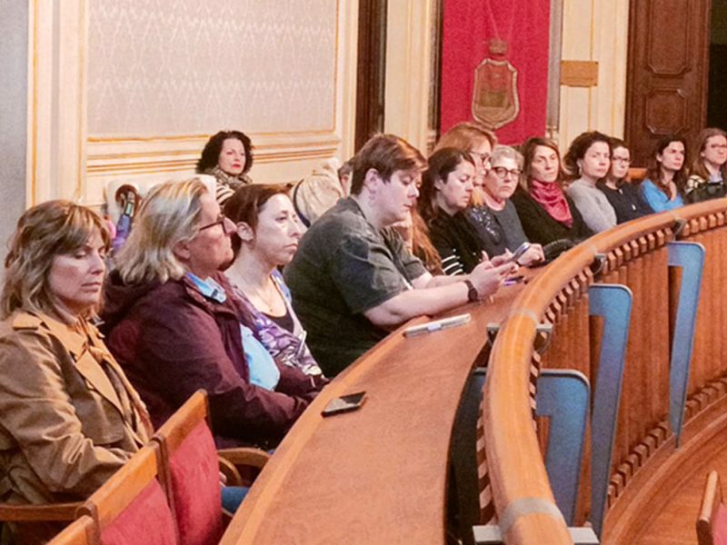il-pubblico-assiste-alla-seduta-della-commissione-nell’aula-consiliare-di-Palazzo-Civico-a-Livorno—allordine-del-giorno-il-caso-Konecta-com1