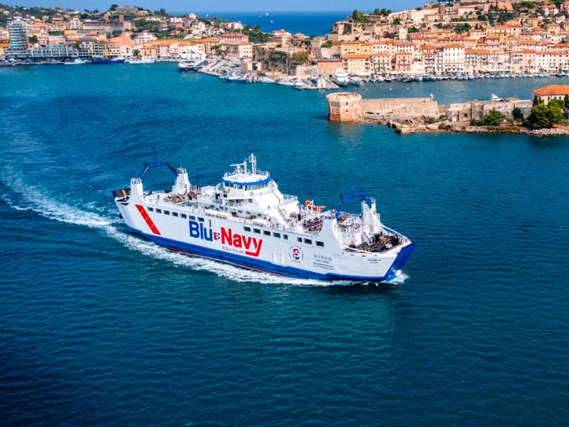 il-traghetto-Aethalia-in-uscita-da-Portoferraio-com1