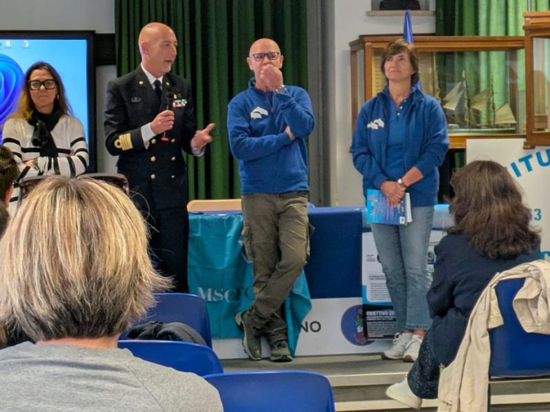 l-iniziativa-di-Marevivo-e-Capitaneria-al-Nautico—l’intervento-del-comandante-in-seconda-della-Capitaneria-di-porto-di-Livorno-capitano-di-vascello-Rodolfo-Raiteri