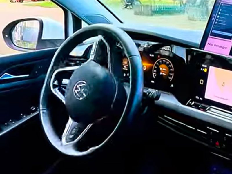 l-interno-della-Golf-8-acquistata-dal-Sant-Anna-per-l’esperi-mento—l’auto-e-in-marcia-e-i-l-volante-funziona-da-solo