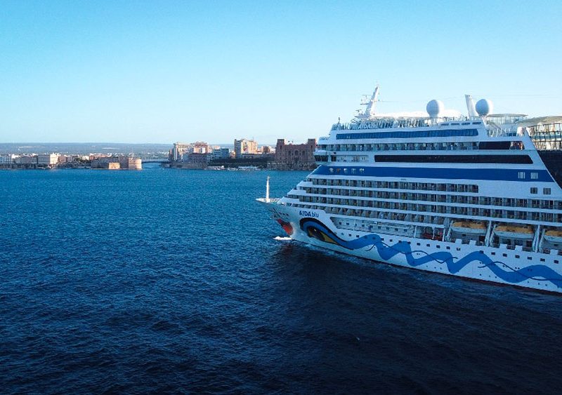 la-nave-da-crociera-AidaBlu-nel-suo-ingresso-nel-porto-di-Taranto-wt1