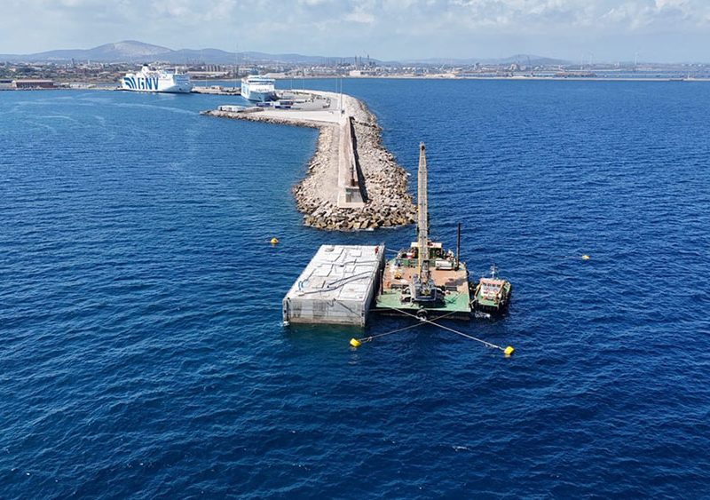 la-posa-dei-cassoni-per-allungare-l’antemurale-della-diga-di-Porto-Torres-1sico1