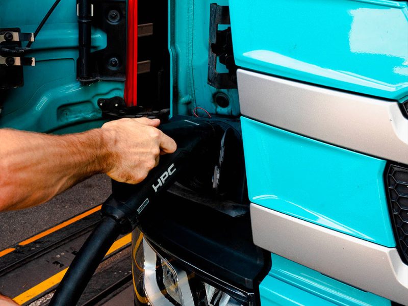 la-ricarica-veloce-del-camion-elettrico-di-Gruber-com1