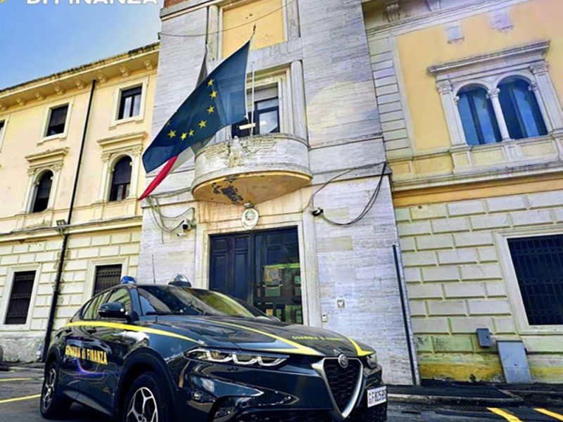 la-sede-della-Guardioa-di-Finanza-a-Grosseto-in-piazza-del-Popolo-com1