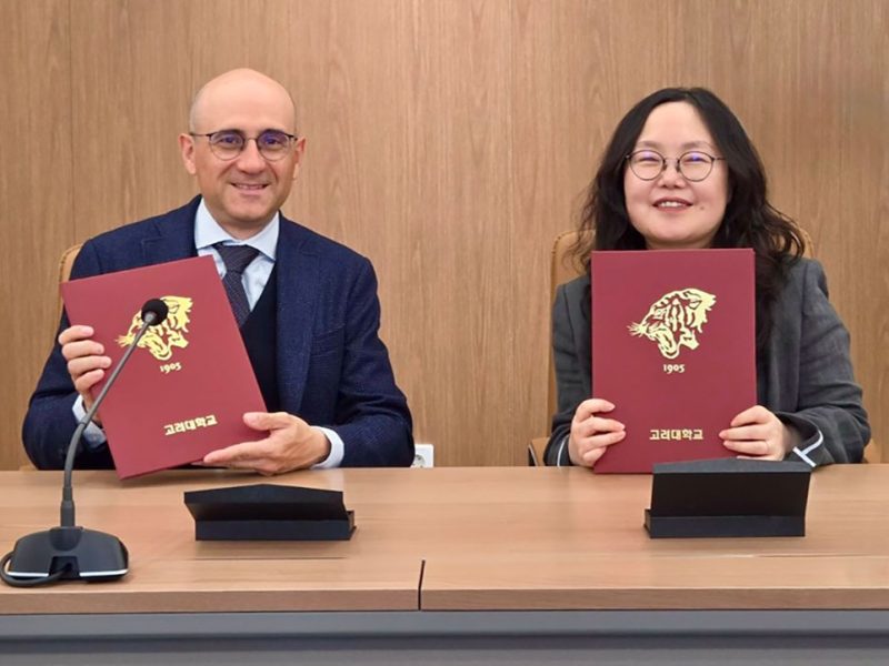 la-sottoscrizione-dell’accordo-fra-Scuola-Sant’Anna-di-Pisa-e-Korea-University