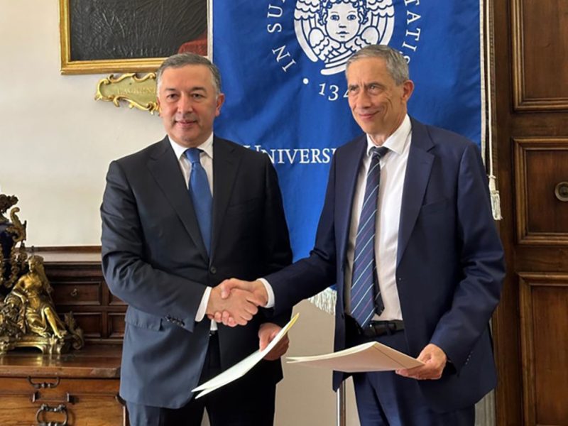 la-stretta-di-mano-fra-il-rettore-dell’università-di-Pisa-e-il-rappresentanze-uzbeko