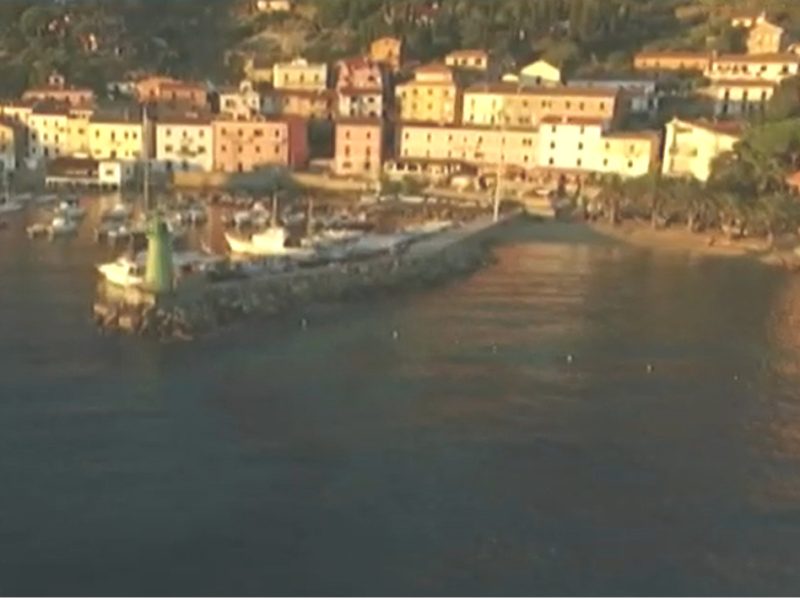 l’abitato dell’isola del Giglio 1y1
