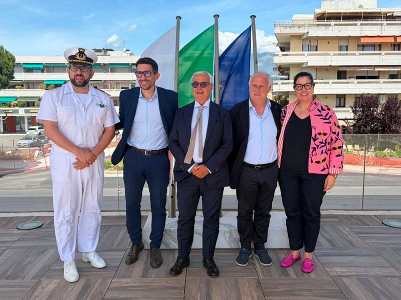 l’assessore-regionale-Filippo-Boni,-secondo-da-sinistra,-durante-la-visita-a-Marina-di-Carrara