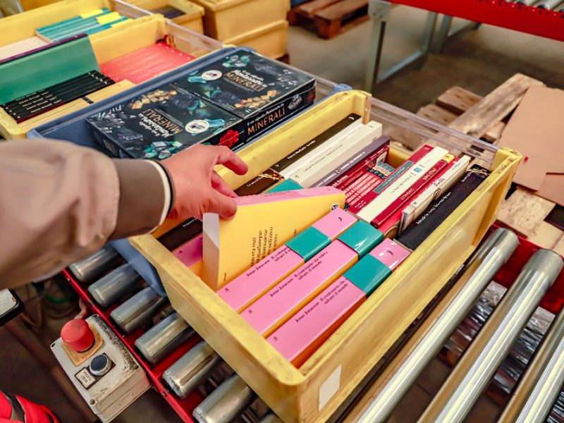 libri-all-interno-di-magazzino-com1