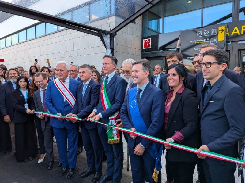 l’inaugurazione-del-nuovo-terminal-arrivi-dell’aeroporto-di-Pisa,-al-centro-il-viceministro-Edoardo-Rixi-e-il-presidente-della-Regione-Eugenio-Giani-xreg
