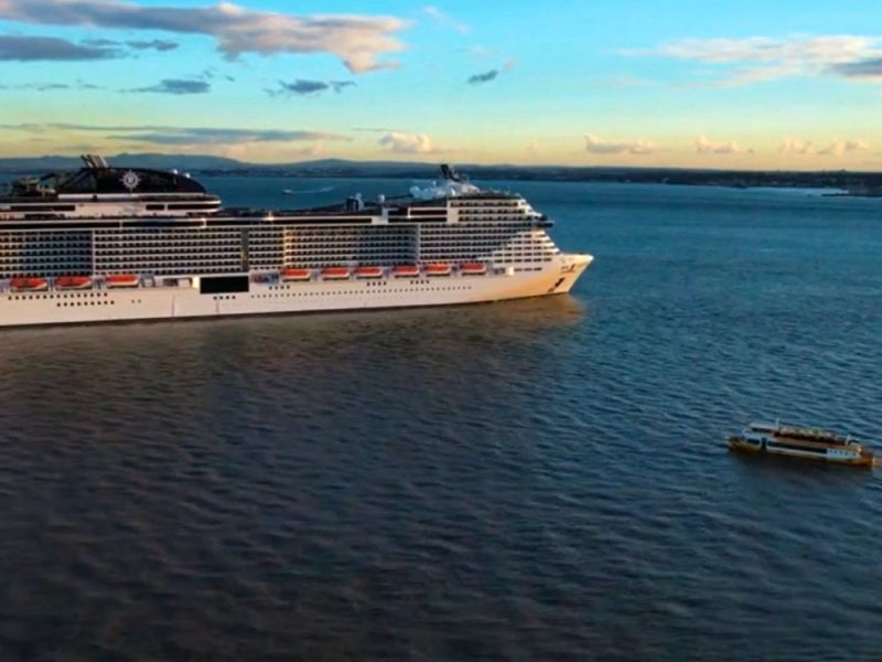 nave-da-crociera-in-navigazione